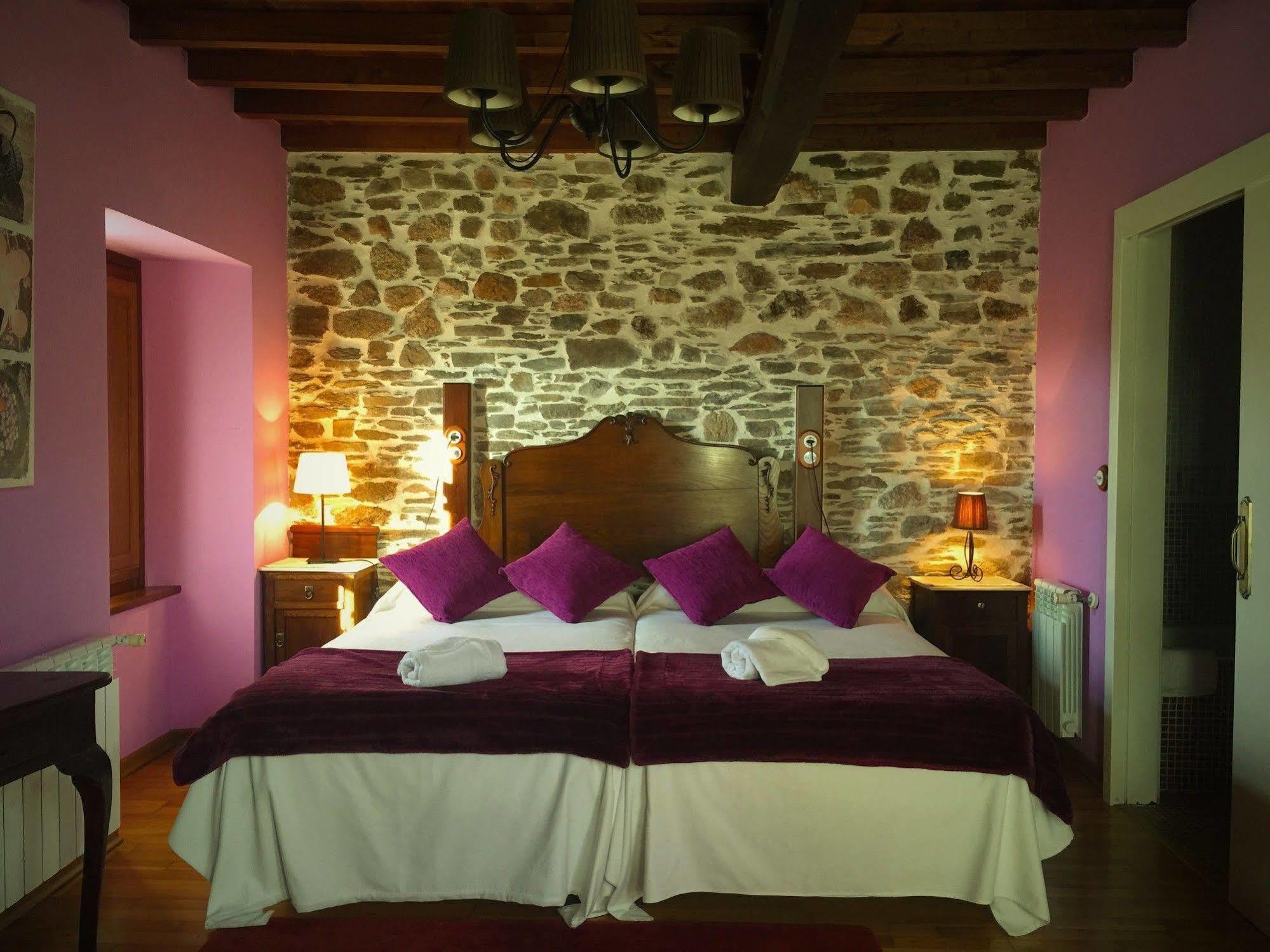 Os Tres Teixos Hotel Adelan Exterior photo